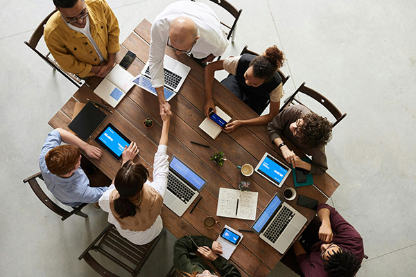 personnes travaillant autour d'une table